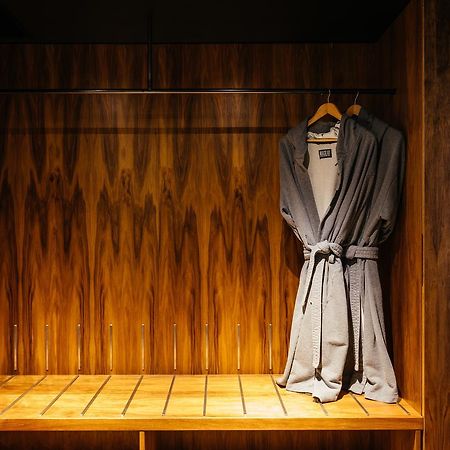 Macq 01 Hotel Χόμπαρτ Εξωτερικό φωτογραφία A bathrobe hanging on a wooden bench