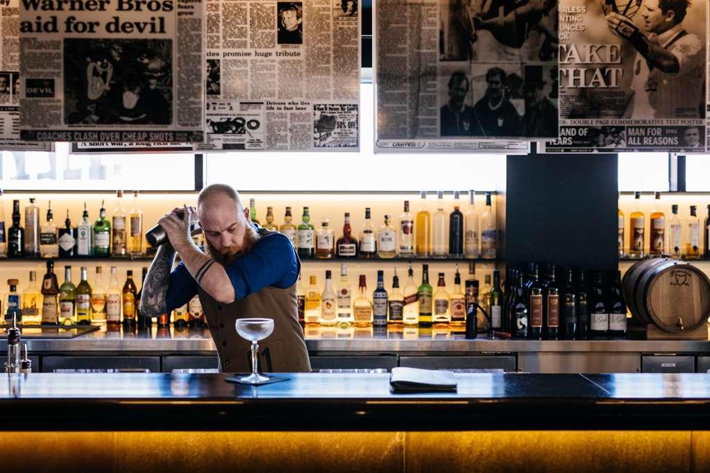 Macq 01 Hotel Χόμπαρτ Εστιατόριο φωτογραφία A bartender at work