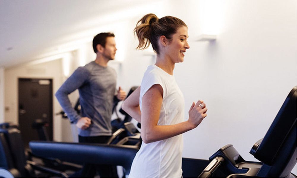 Macq 01 Hotel Χόμπαρτ Εξωτερικό φωτογραφία A woman on a treadmill