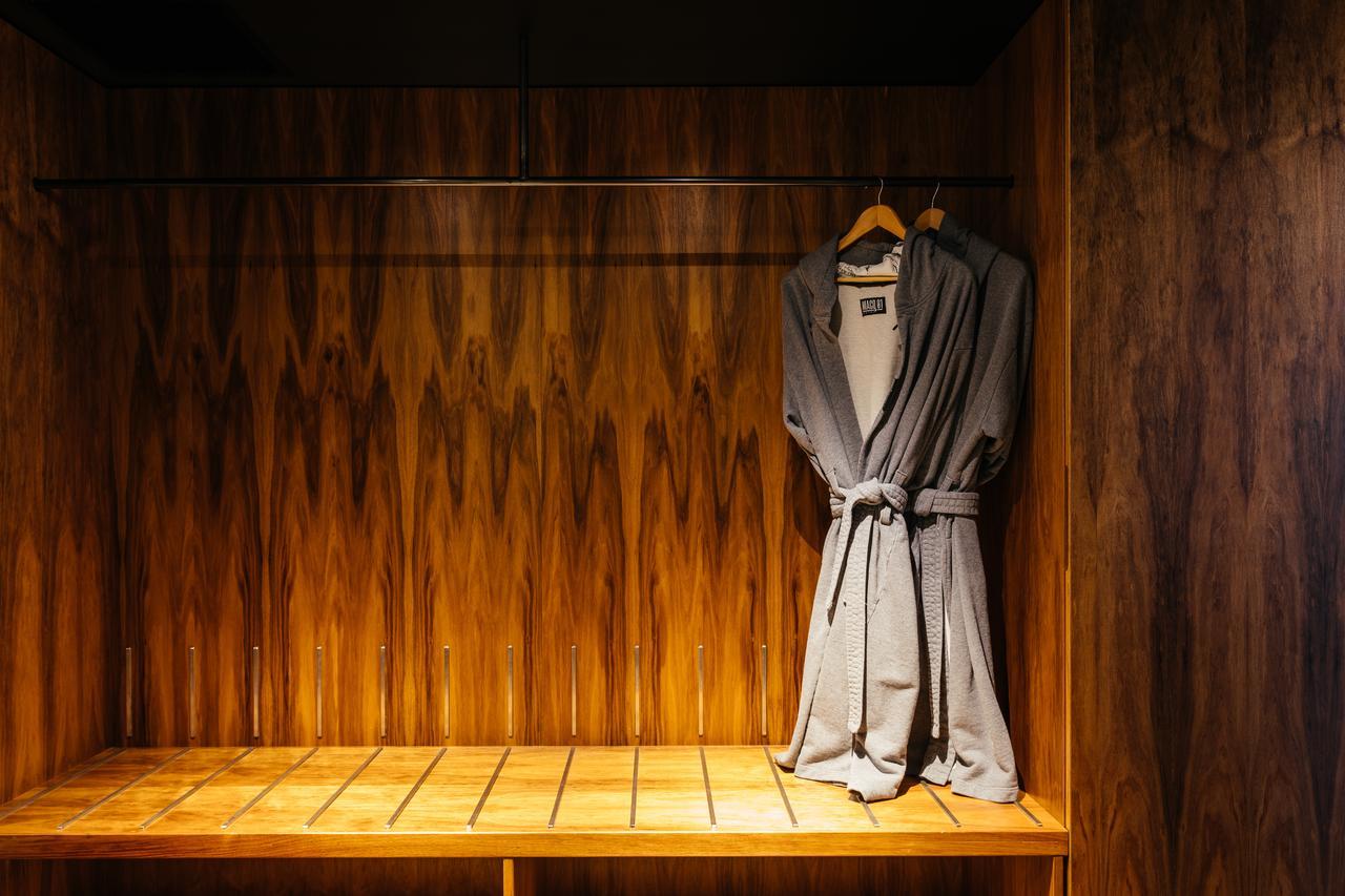 Macq 01 Hotel Χόμπαρτ Εξωτερικό φωτογραφία A bathrobe hanging on a wooden bench