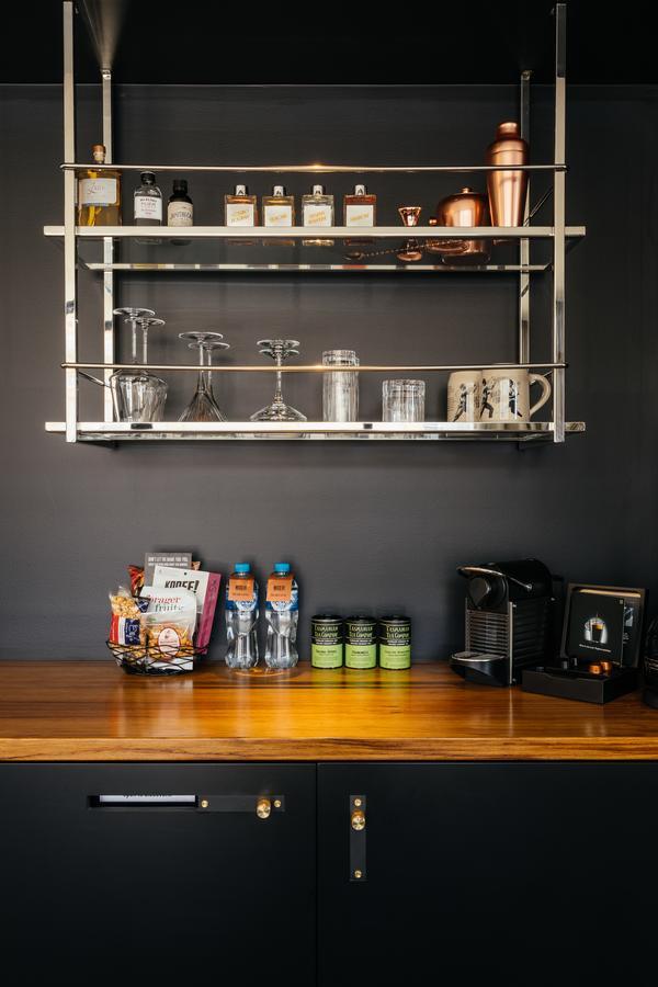 Macq 01 Hotel Χόμπαρτ Εξωτερικό φωτογραφία A wall-mounted kitchen rack
